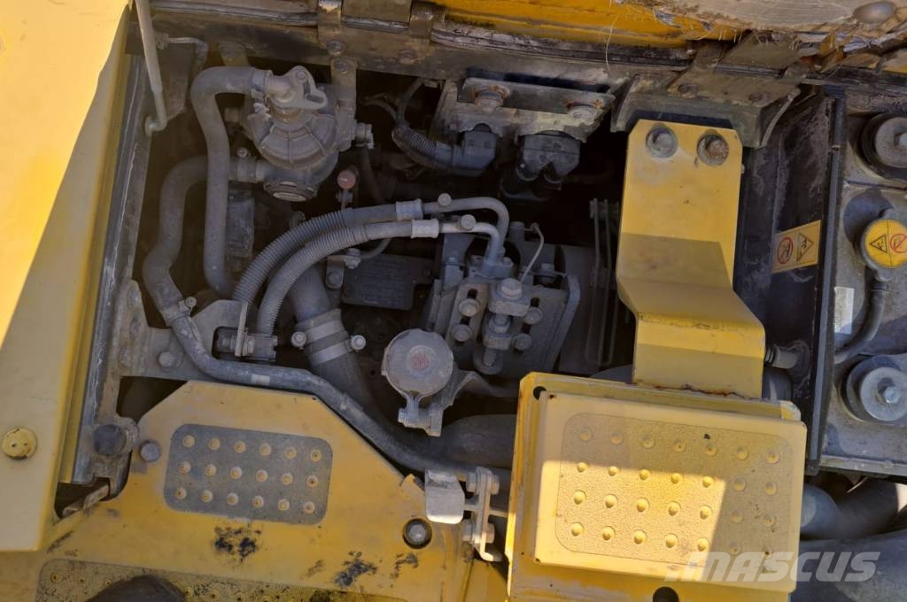 Komatsu PC 138 US حفارات زحافة