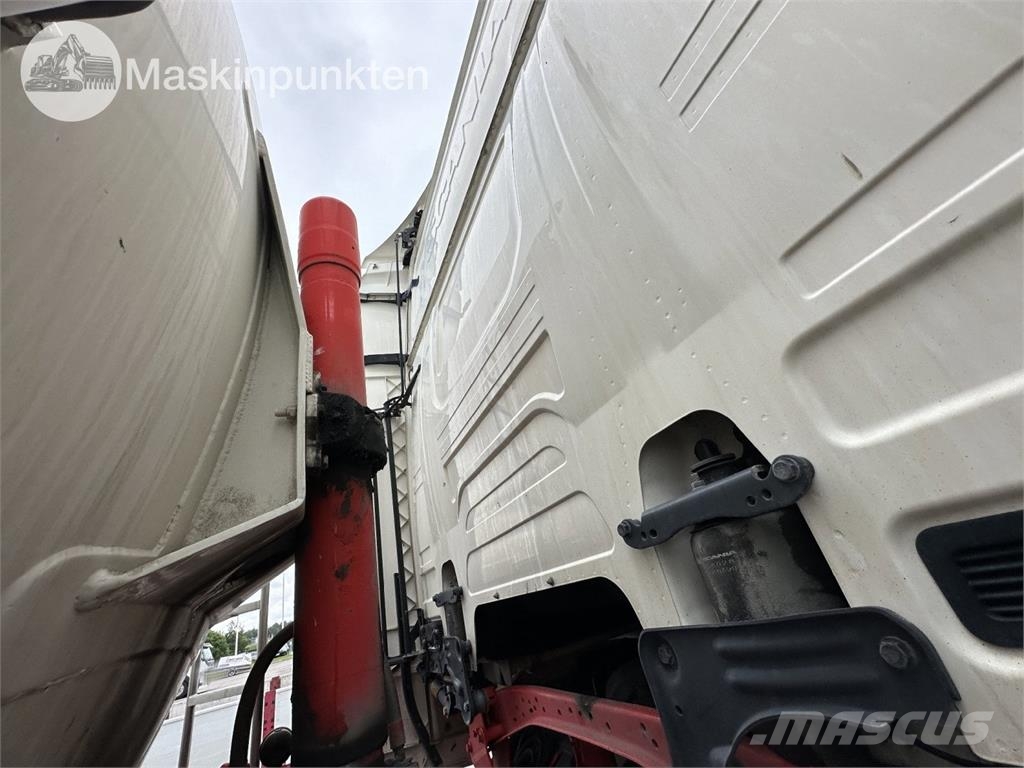 Scania R650B6X2*4NB شاحنات ذات صهاريج