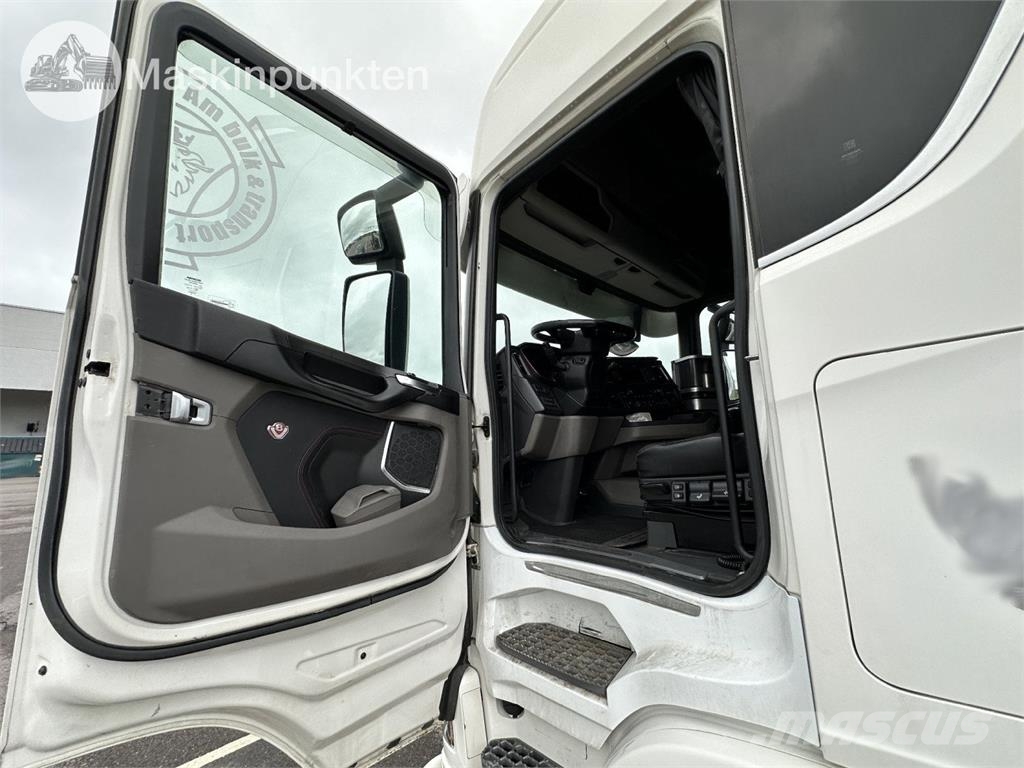 Scania R650B6X2*4NB شاحنات ذات صهاريج