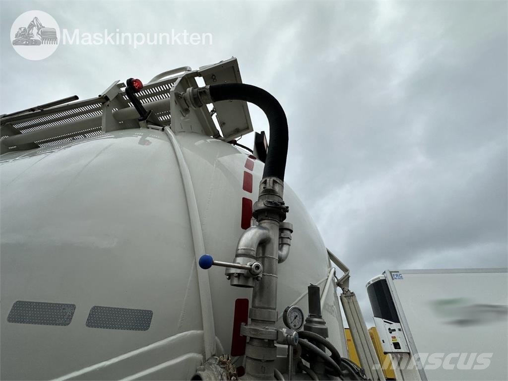 Scania R650B6X2*4NB شاحنات ذات صهاريج