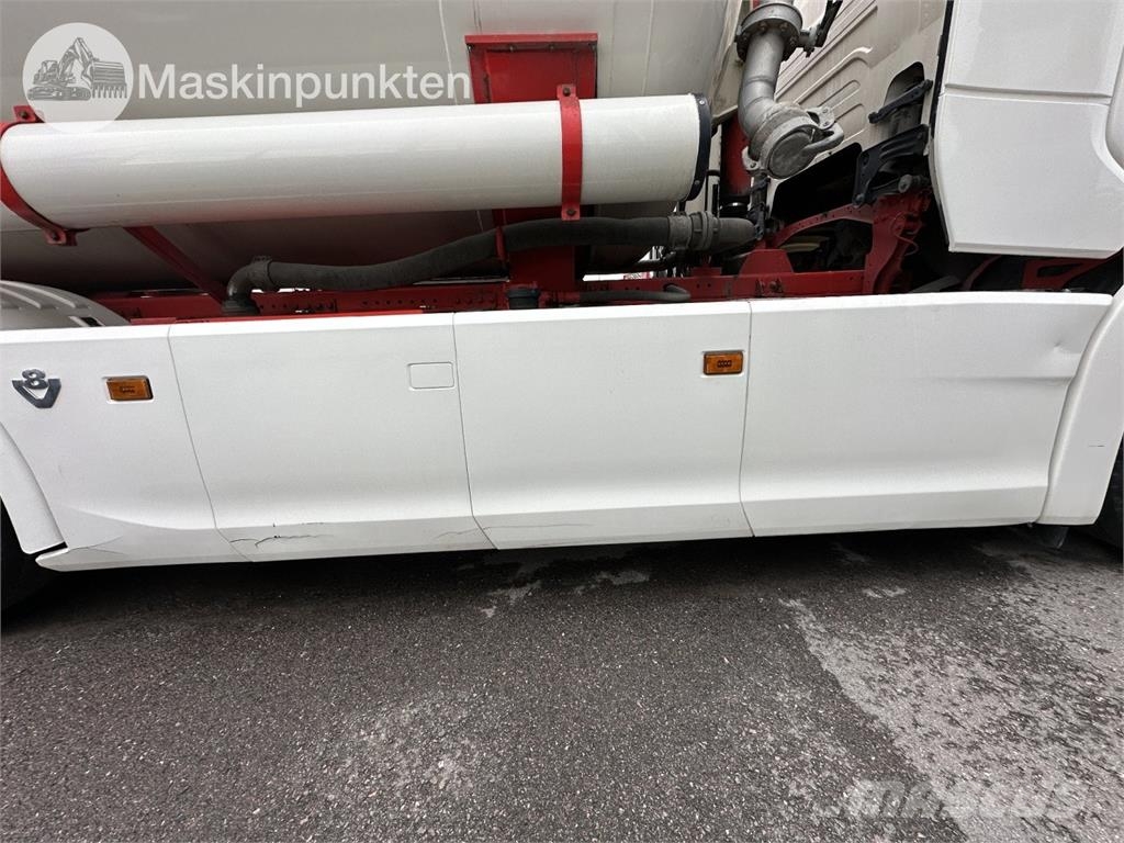 Scania R650B6X2*4NB شاحنات ذات صهاريج