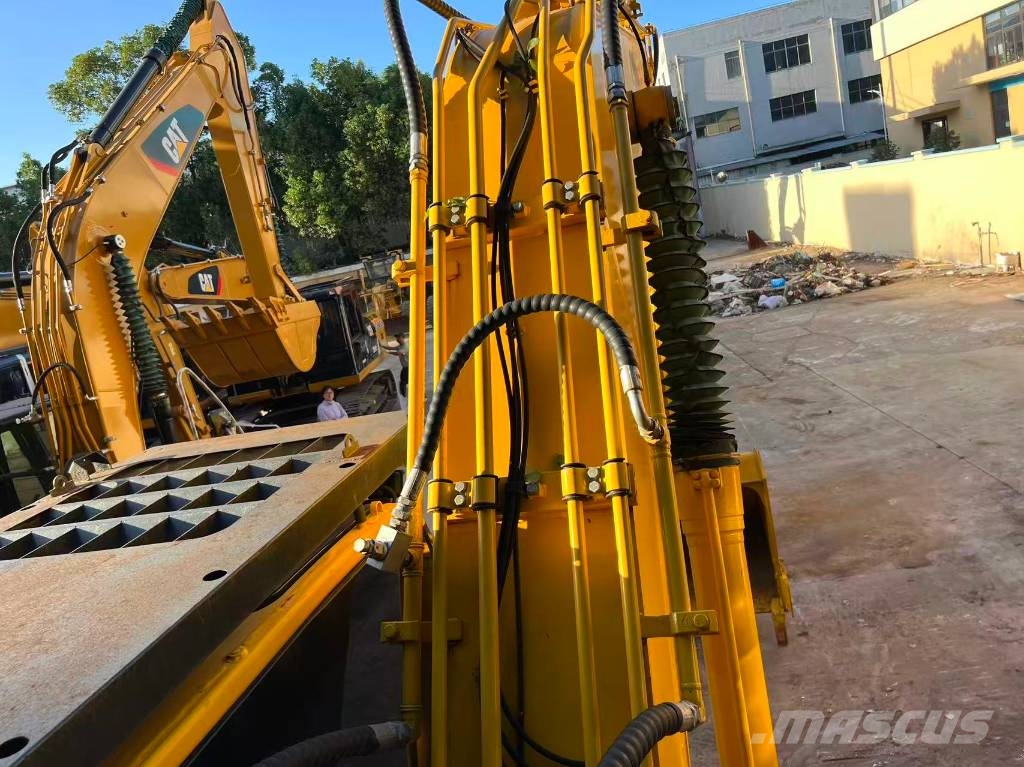 Komatsu PC 220-8 Pásové rýpadlá