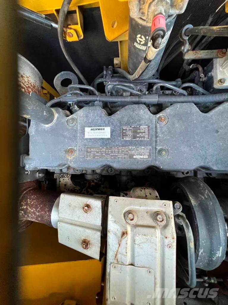 Komatsu PC 220-8 Pásové rýpadlá