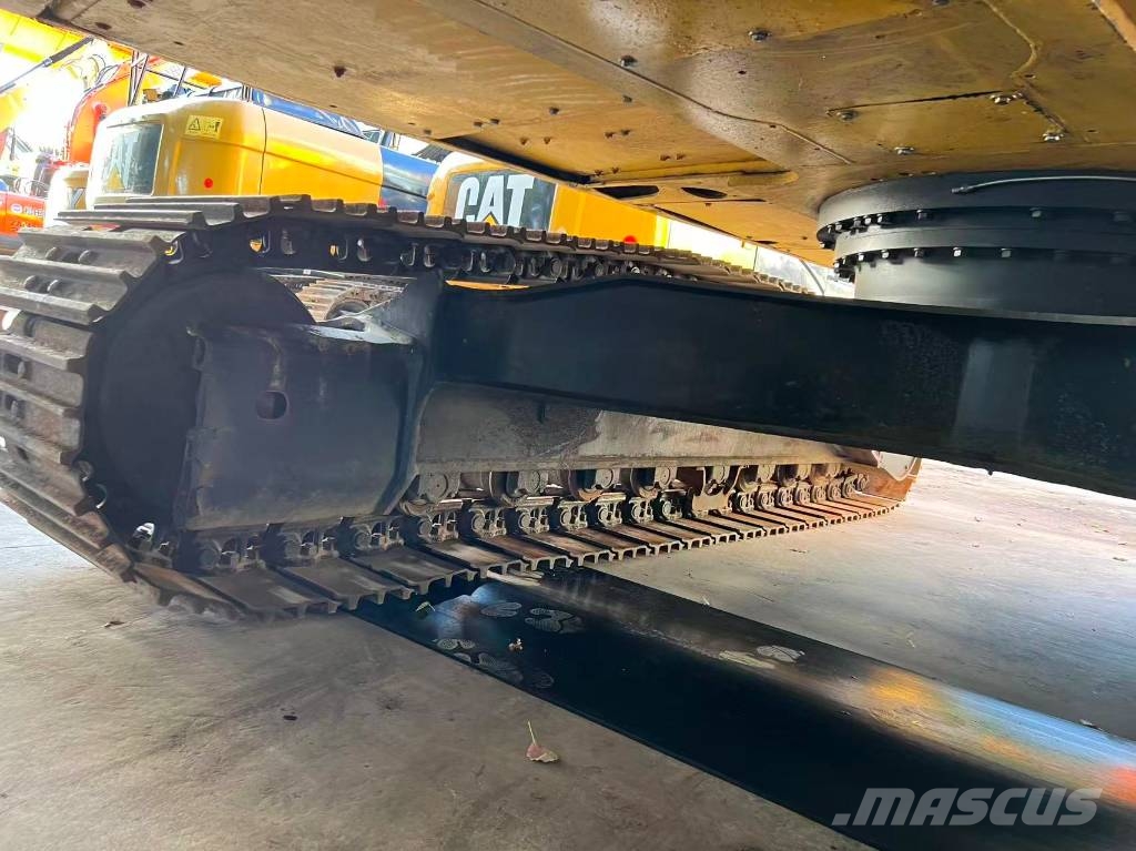 Komatsu PC 220-8 Pásové rýpadlá