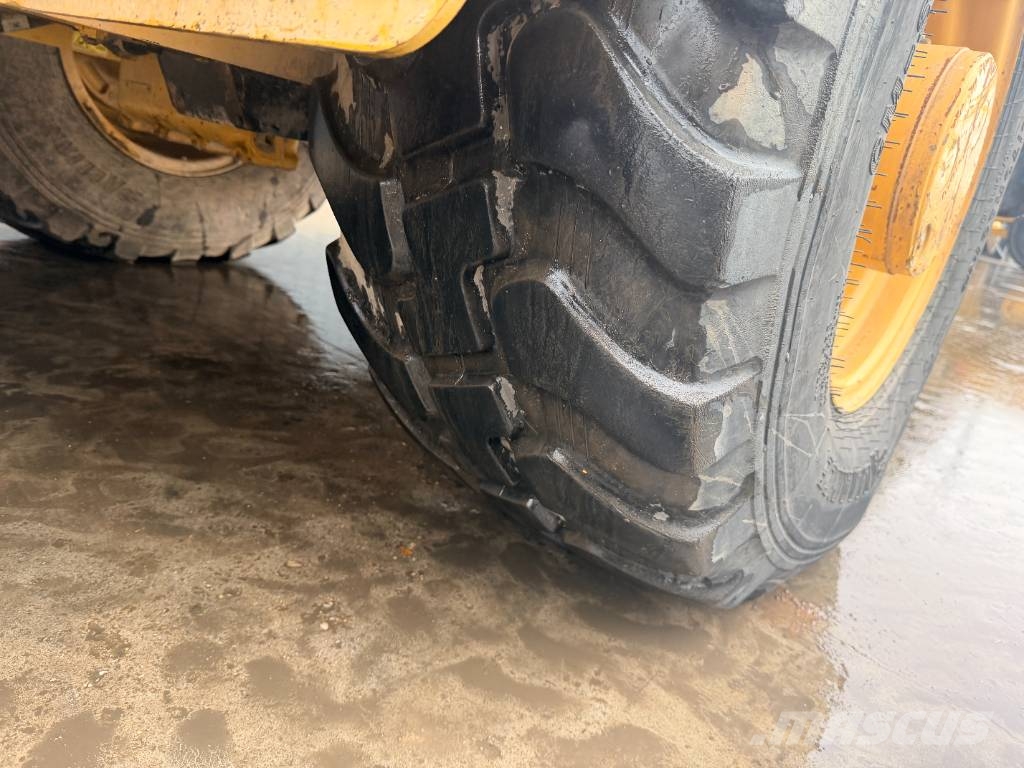 CAT 907M Pyöräkuormaajat
