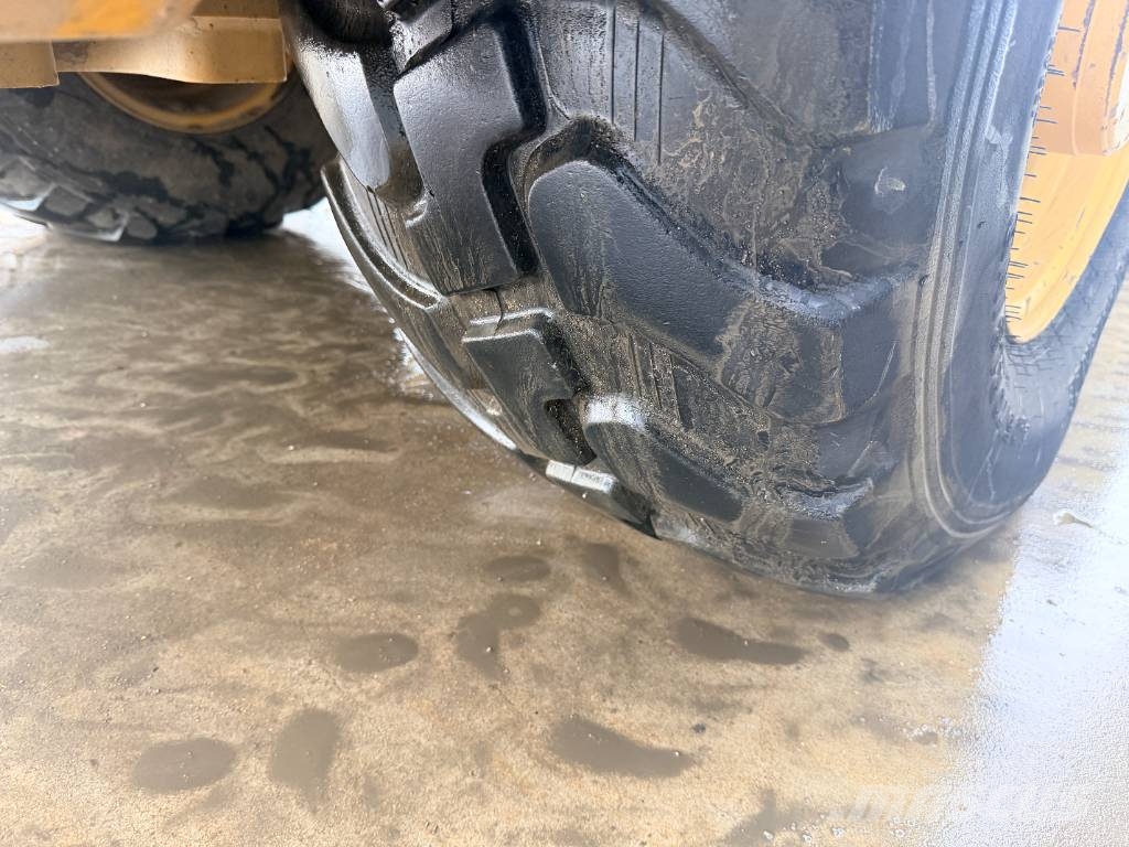 CAT 907M Pyöräkuormaajat