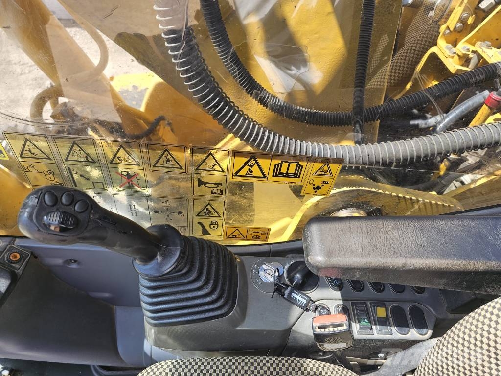 Komatsu HB 215 LC-2 Bageri gusjeničari
