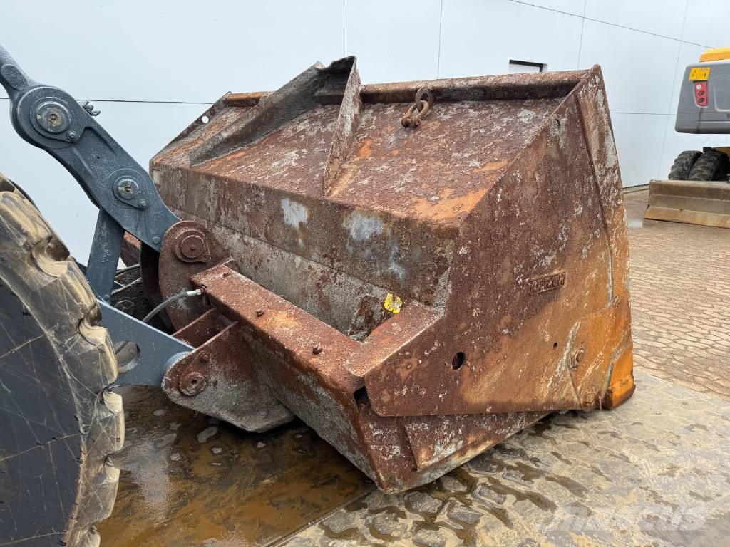 Volvo L150H - High-tip Bucket / Backup Camera Radlader