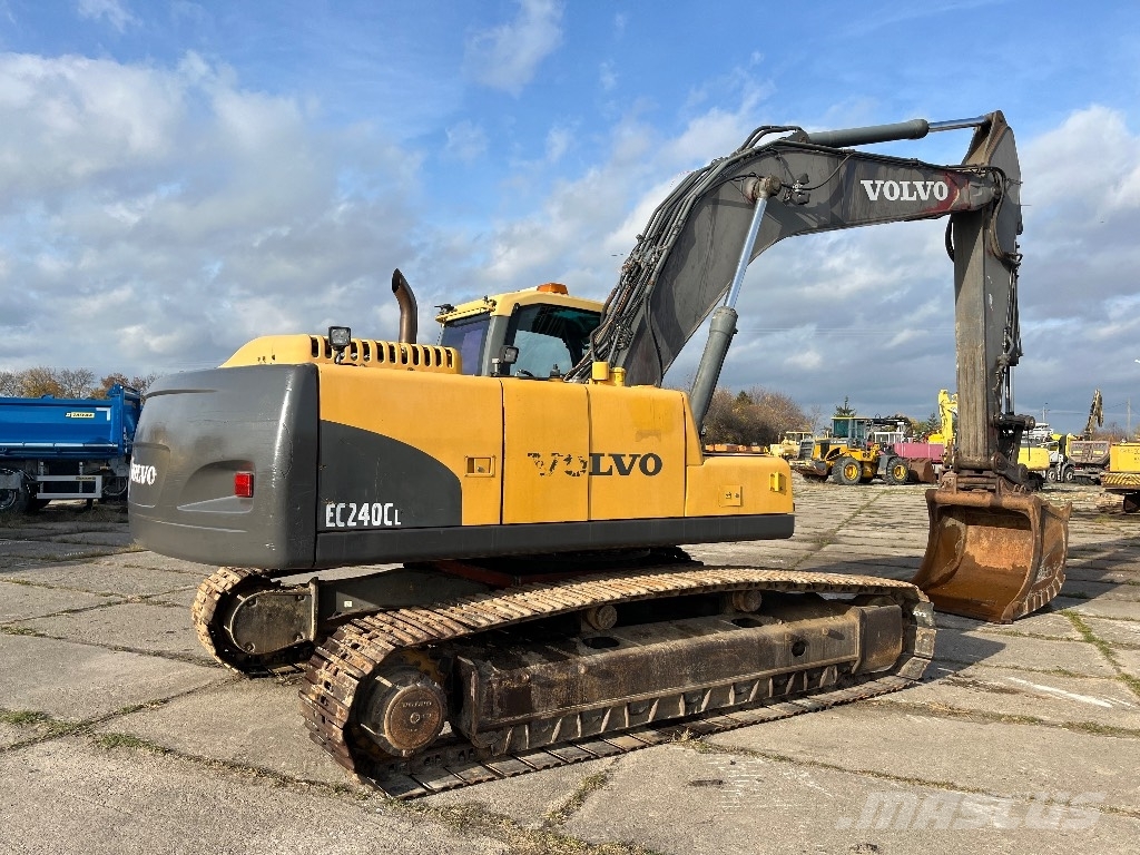 Volvo EC 240 C L حفارات زحافة