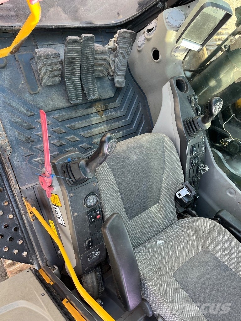 Volvo EC 240 C L حفارات زحافة