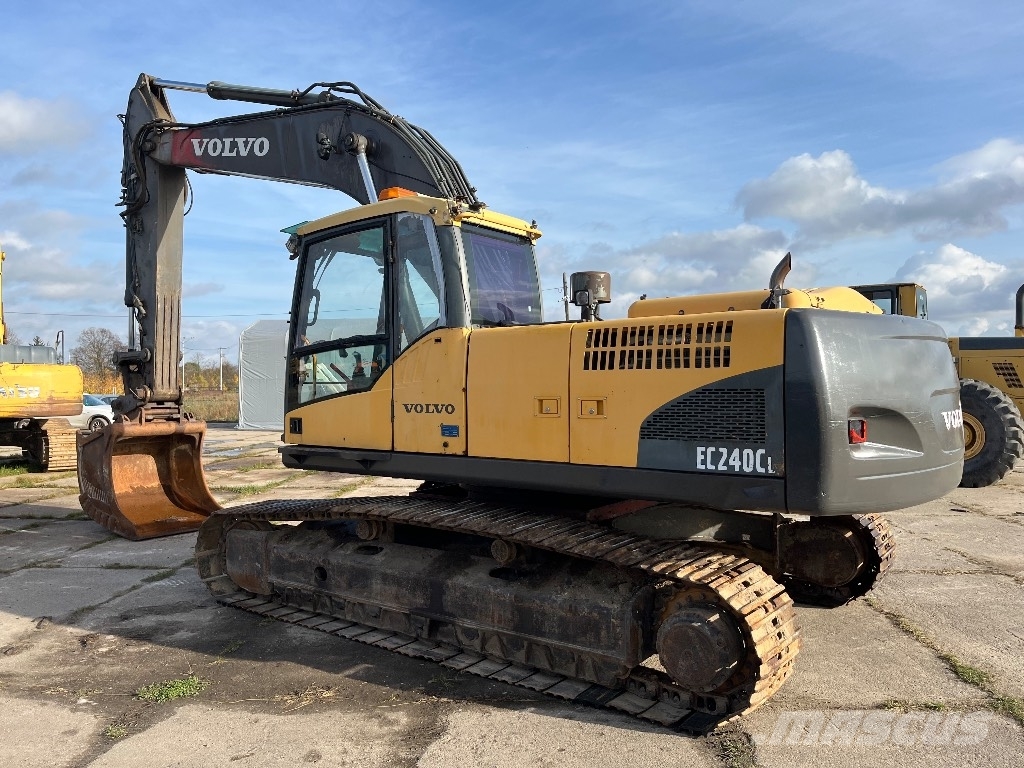 Volvo EC 240 C L حفارات زحافة