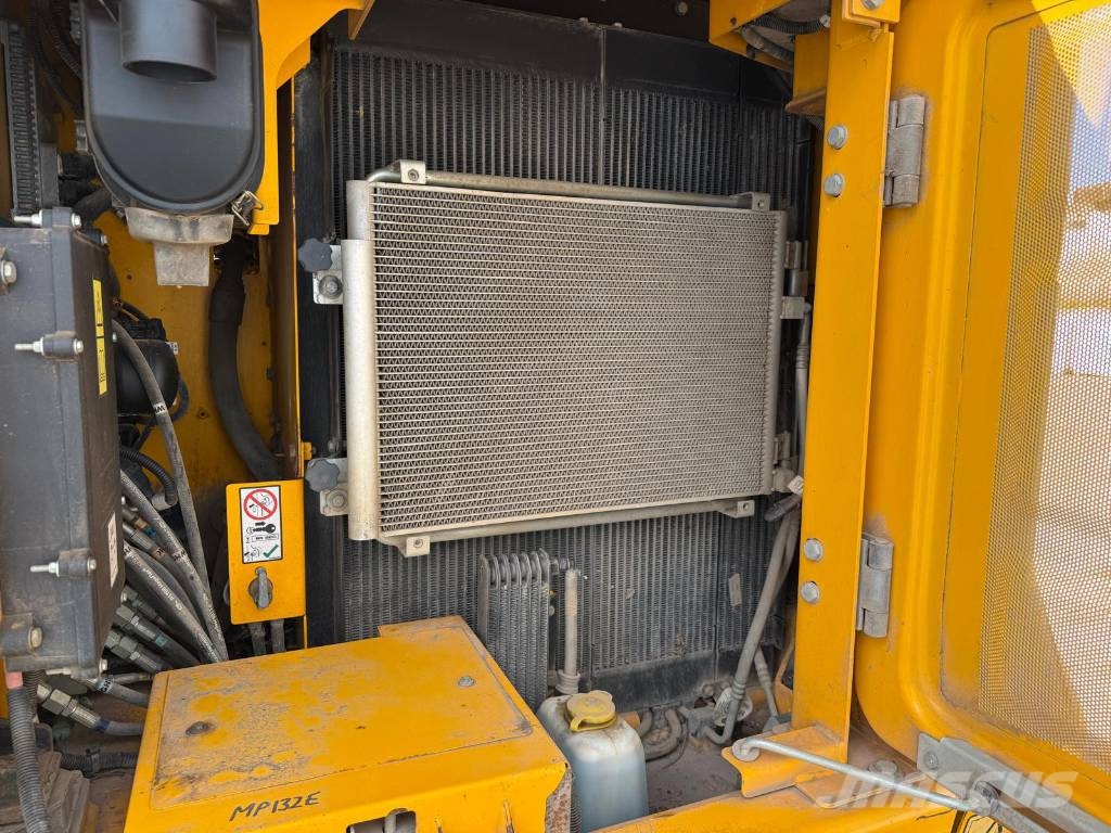JCB 131 X L Rupsgraafmachines