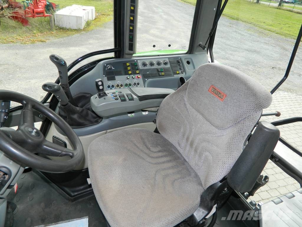 Valtra T 150 Traktori