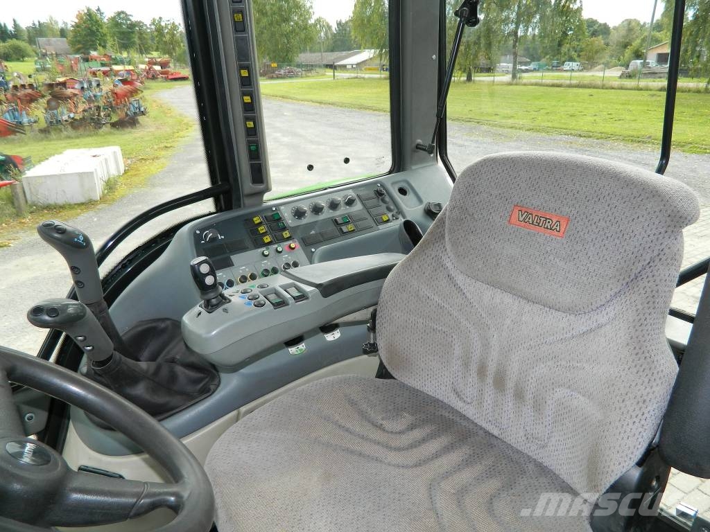 Valtra T 150 Traktori
