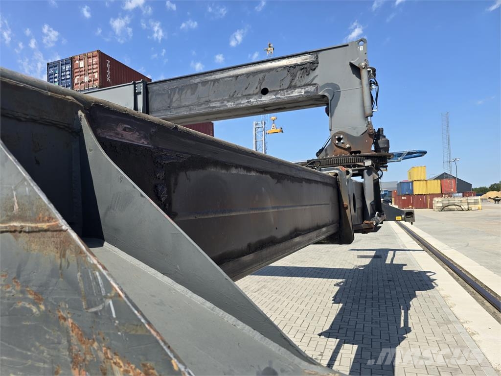 Kalmar DRG450-60S5 Reachstackers