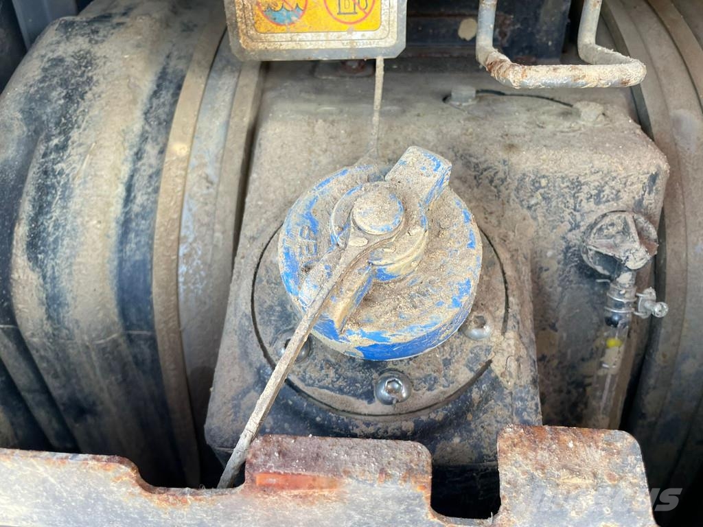 Hitachi ZX210LC-6 Bageri gusjeničari