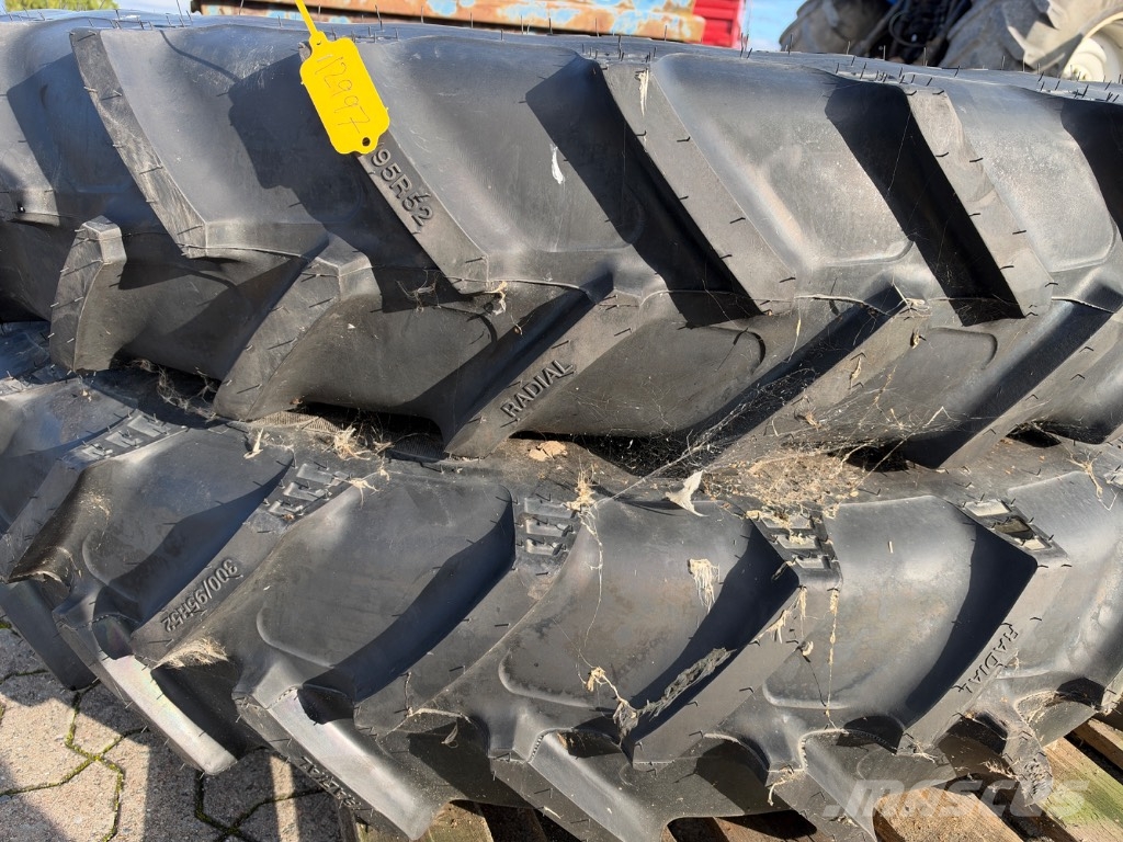Däck och fälg 300/95R52 BKT Agrimax RT 955 Hjul, Dæk og Fælge