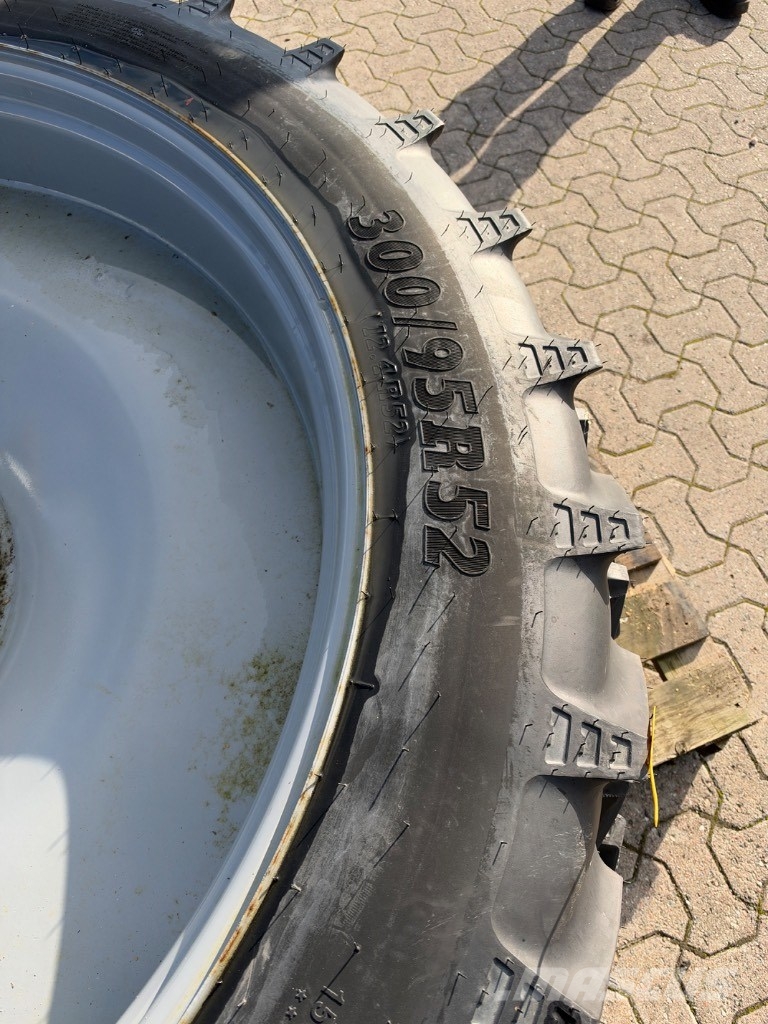 Däck och fälg 300/95R52 BKT Agrimax RT 955 Hjul, Dæk og Fælge