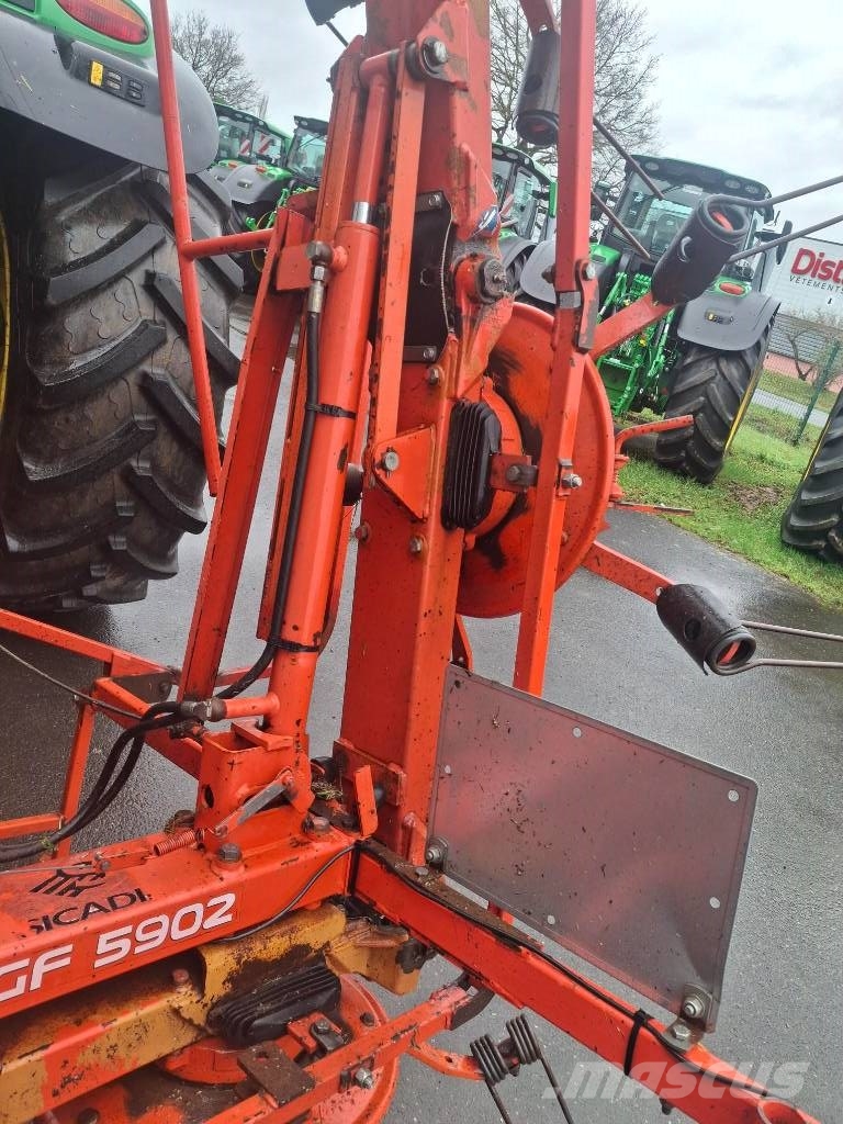 Kuhn GF 5902 مكابس وميبسات التبن