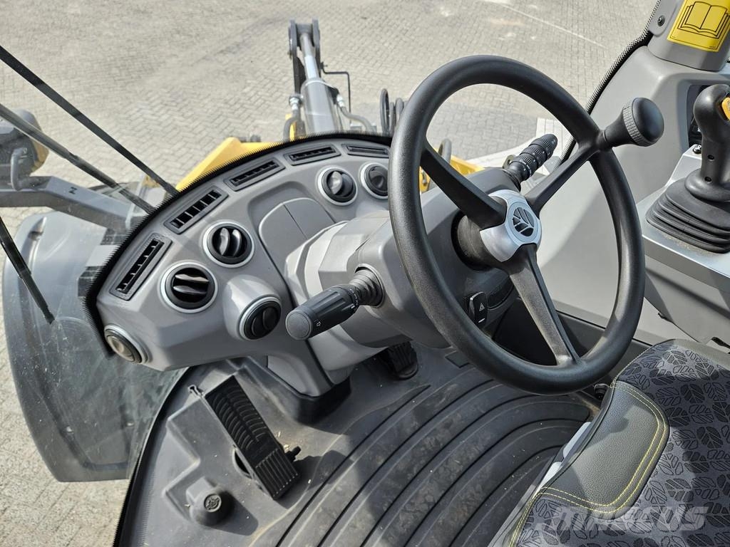 New Holland W110D Long reach Gumikerekes homlokrakodók