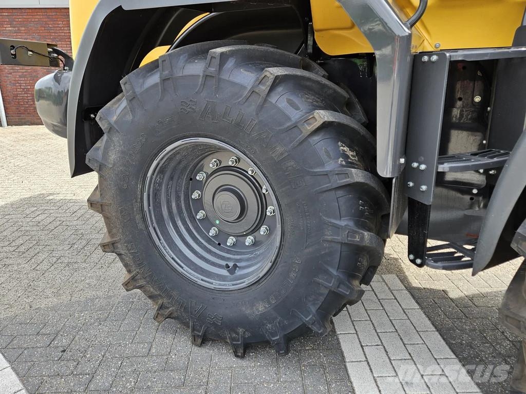 New Holland W110D Long reach Gumikerekes homlokrakodók