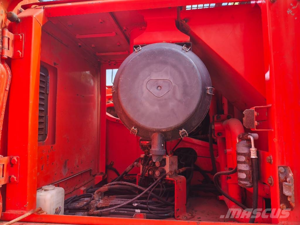 Doosan DX 300 LC Bagri goseničarji