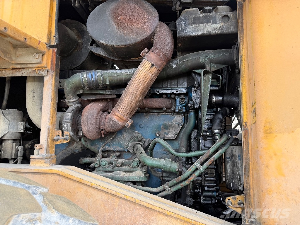 Volvo L220E لوادر بعجل