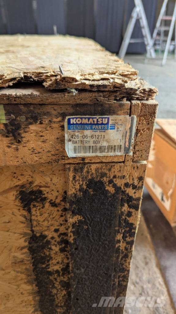 Komatsu WA600-8 BATTERY BOX 426-06-61211 Chassis and suspension