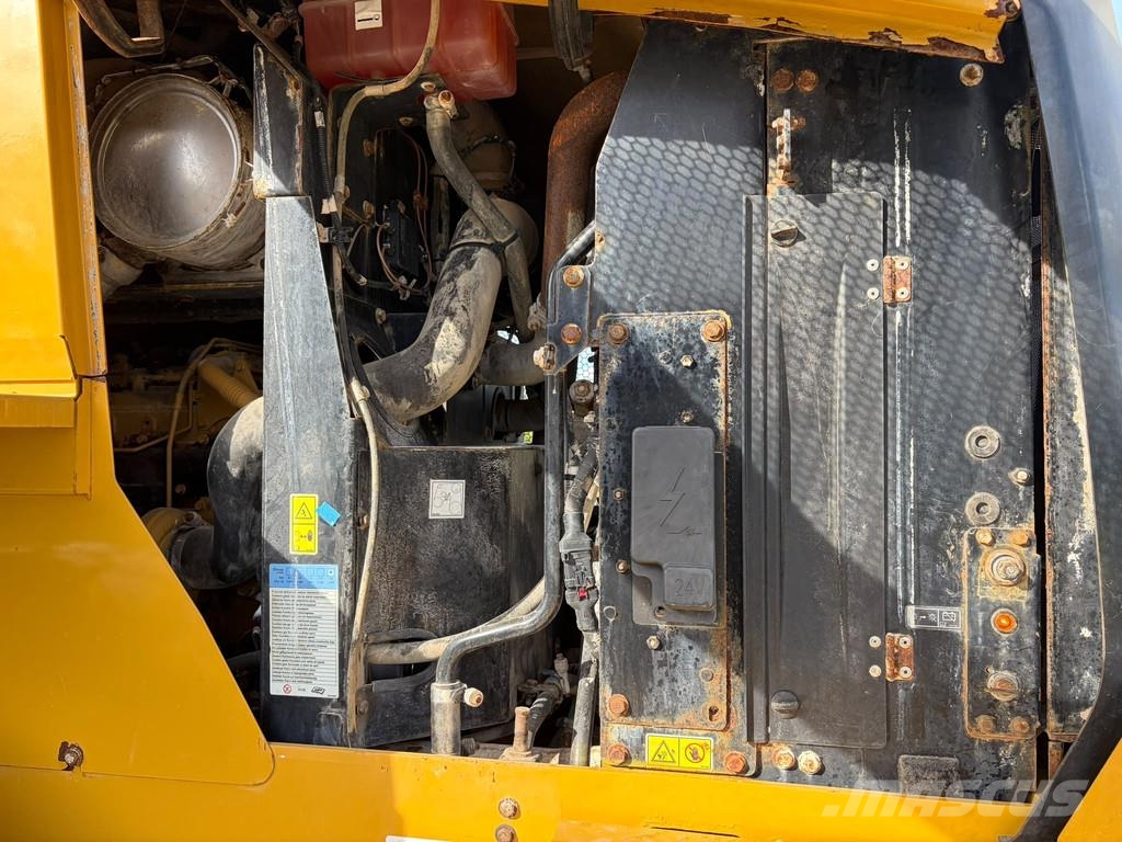 CAT 930M Kolesni nakladalci