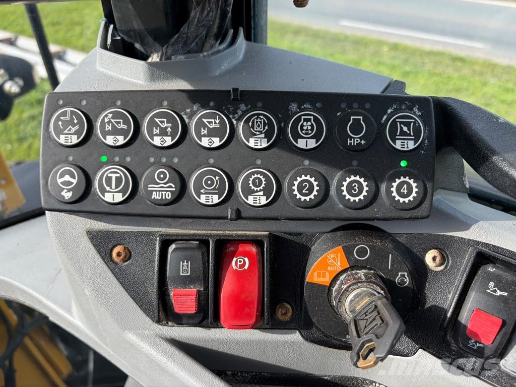 CAT 930M Kolesni nakladalci