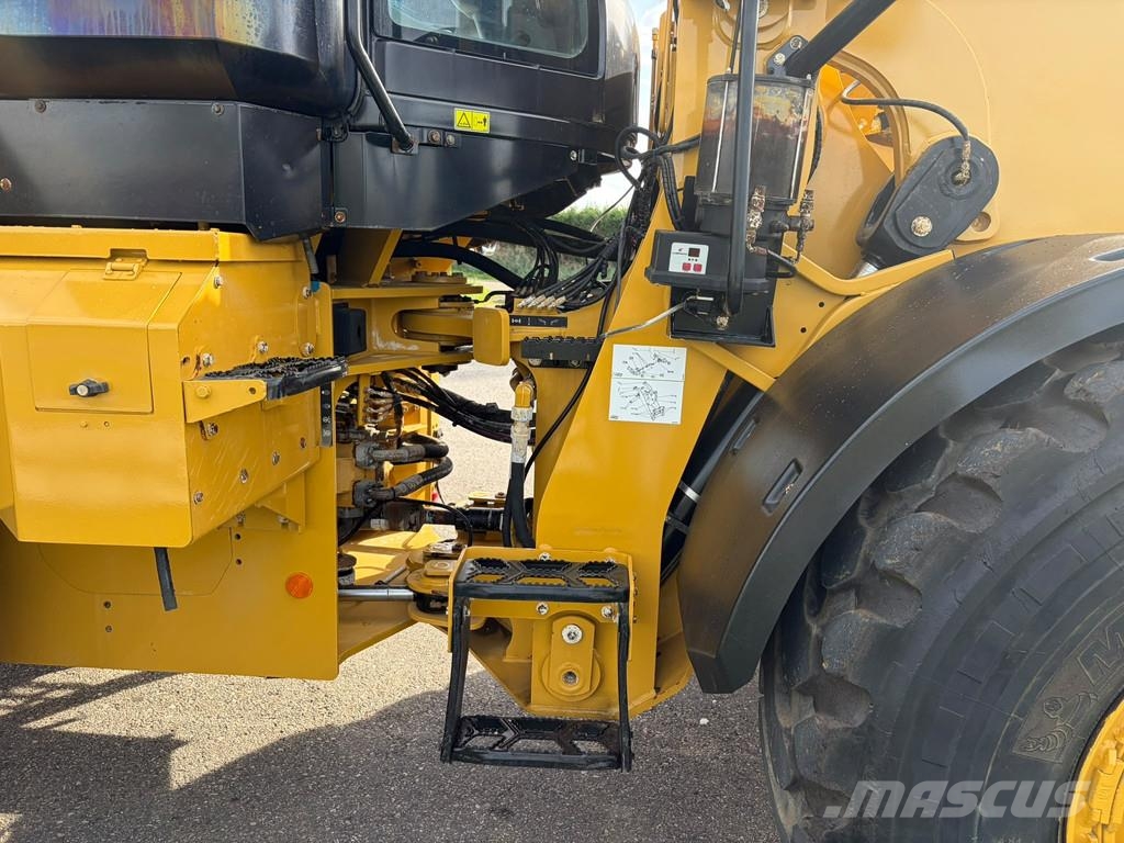CAT 930M Kolesni nakladalci
