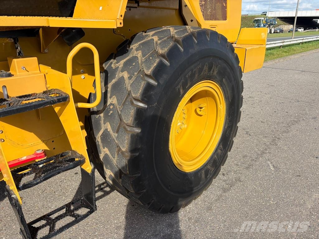 CAT 930M Kolesni nakladalci