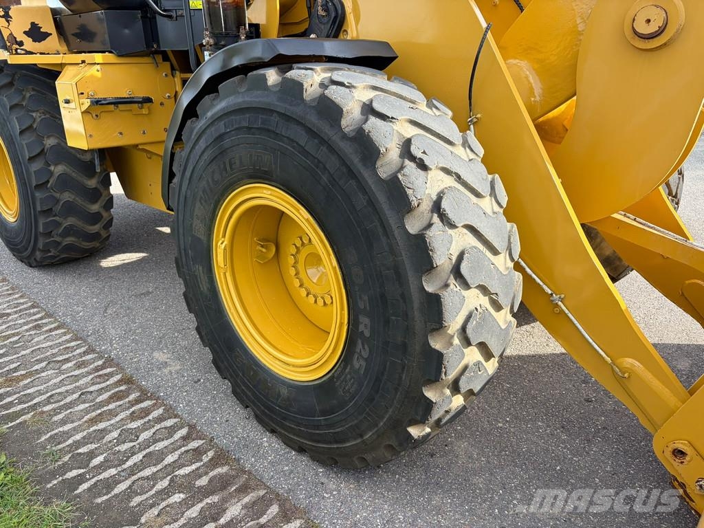 CAT 930M Kolesni nakladalci