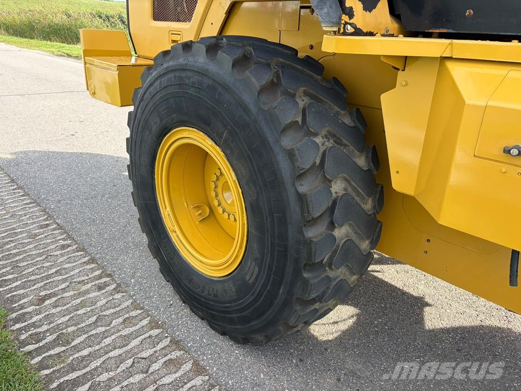 CAT 930M Kolesni nakladalci