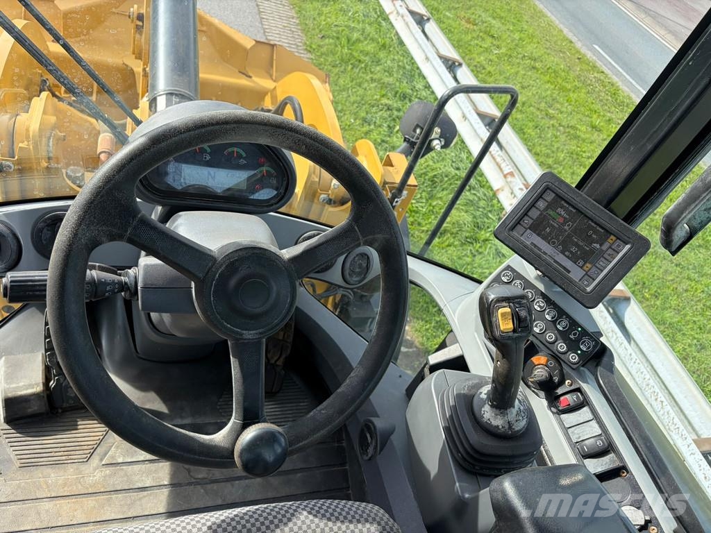 CAT 930M Kolesni nakladalci
