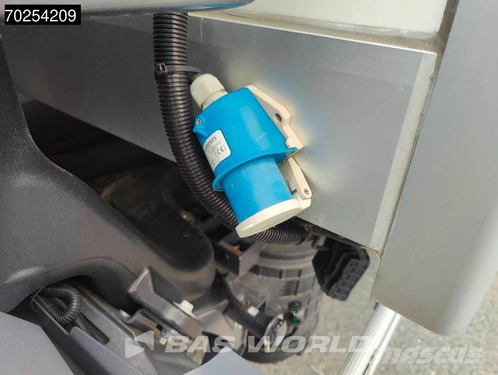 Volvo FL 250 4X2 14tonner Automatic Exhibition truck EUR Camiones con caja de remolque