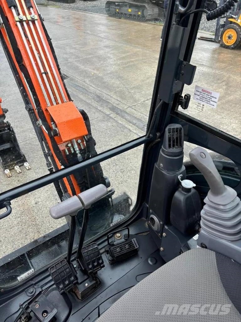 Hitachi ZX26U-6CR Mini bageri <7t