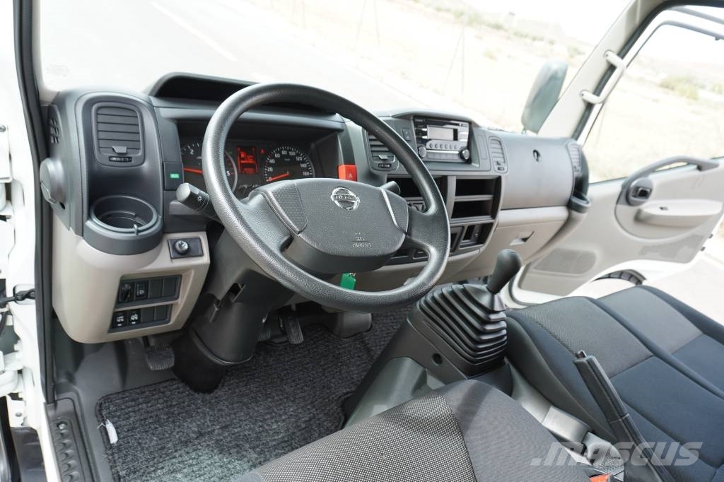 Nissan CABSTAR ***RESERVADO*** شاحنات مسطحة/مفصلية الجوانب