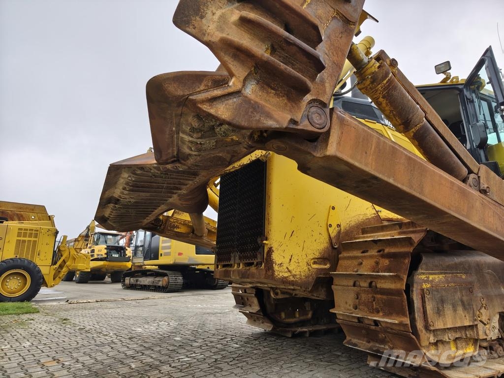 Komatsu D155 AX-8 . Buldožerji goseničarji