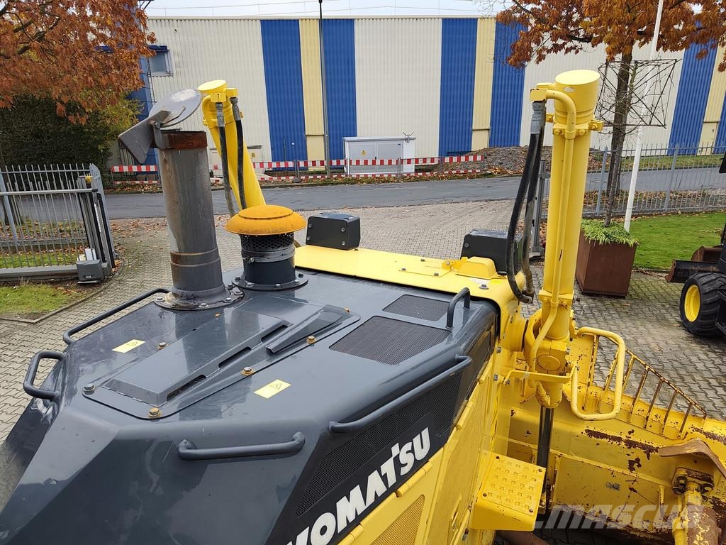 Komatsu D155 AX-8 . Buldožerji goseničarji