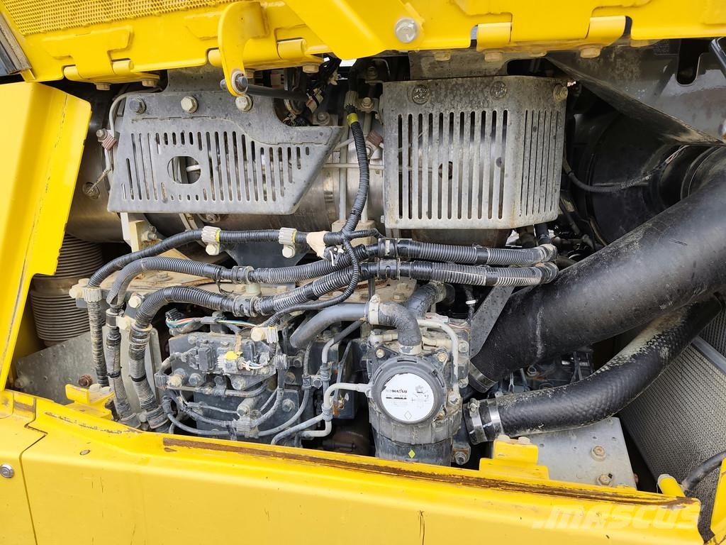 Komatsu D155 AX-8 . Buldožerji goseničarji