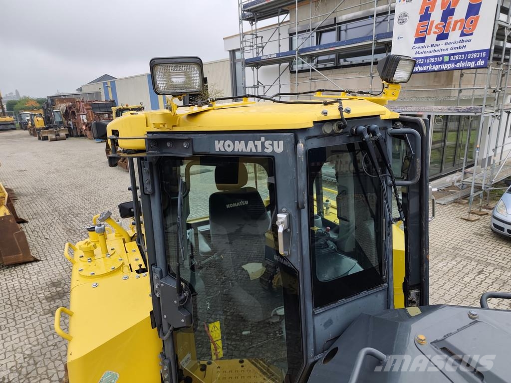 Komatsu D155 AX-8 . Buldožerji goseničarji