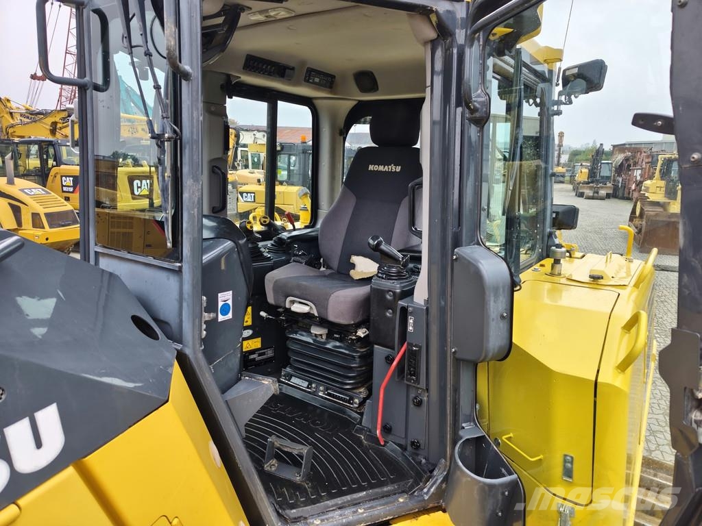 Komatsu D155 AX-8 . Buldožerji goseničarji