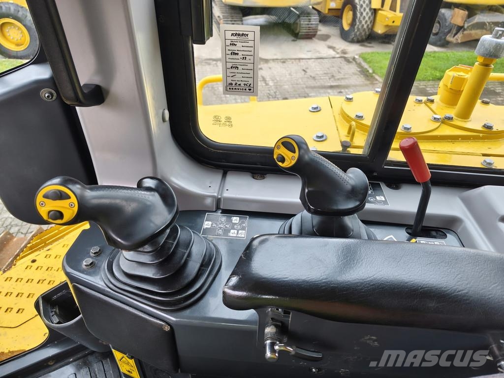 Komatsu D155 AX-8 . Buldožerji goseničarji