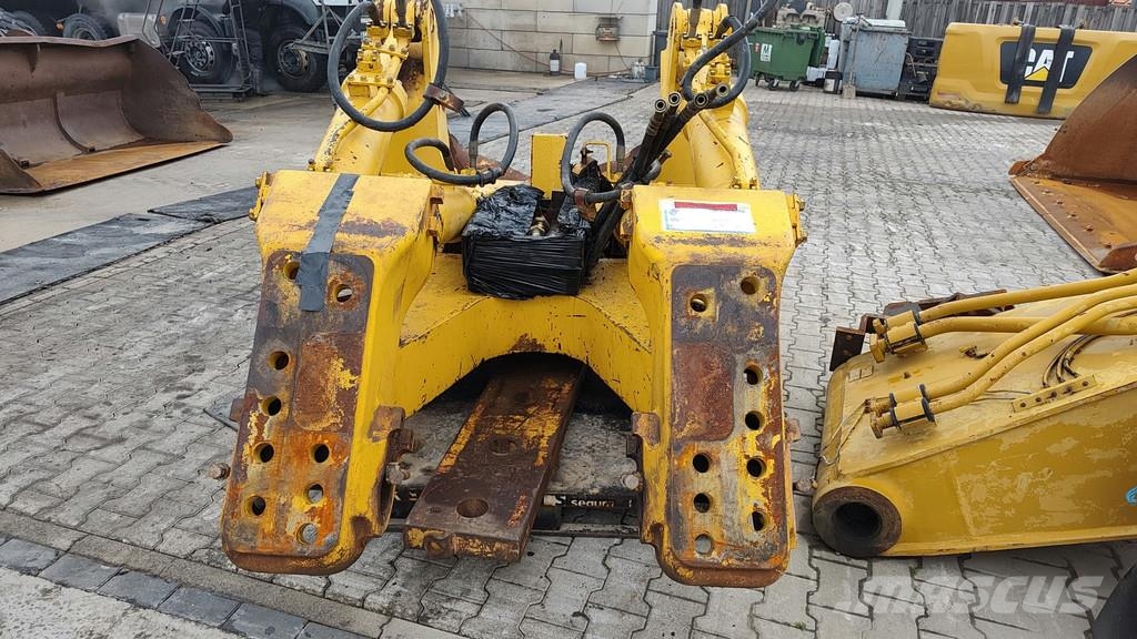 Komatsu D155 AX-8 . Buldožerji goseničarji