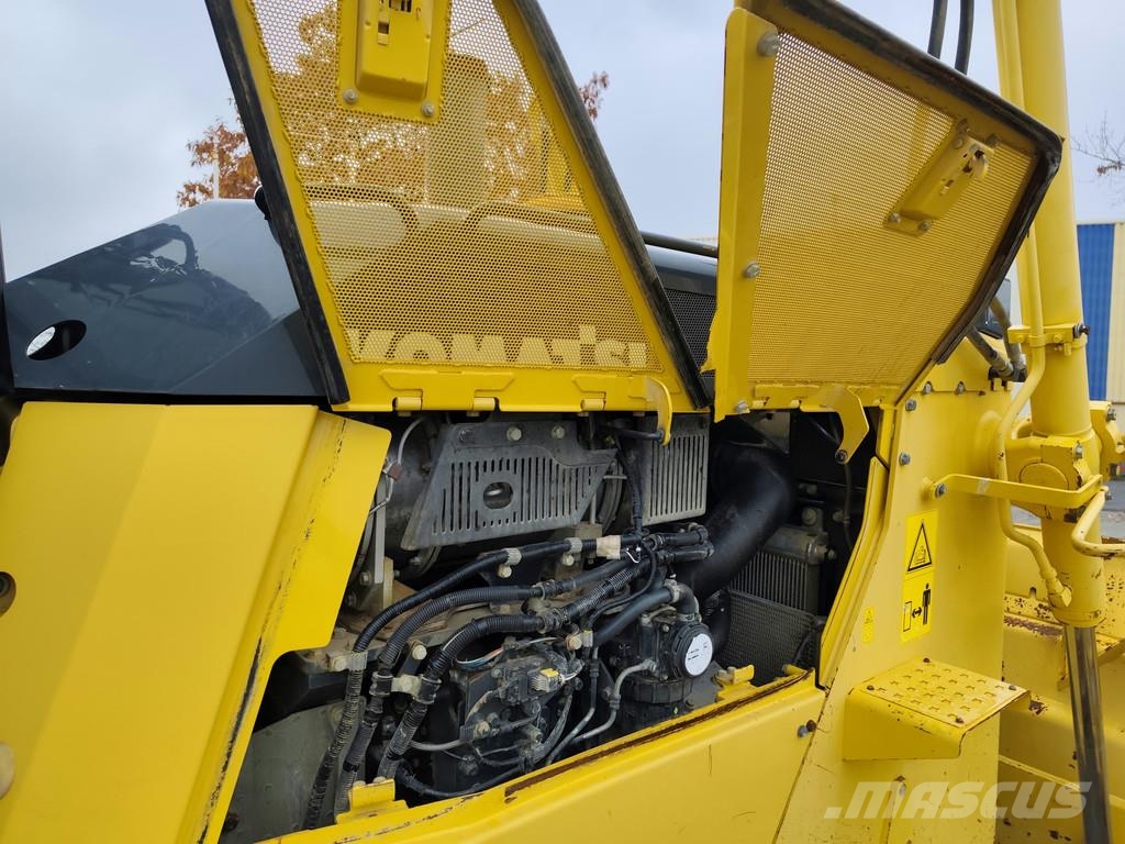 Komatsu D155 AX-8 . Buldožerji goseničarji