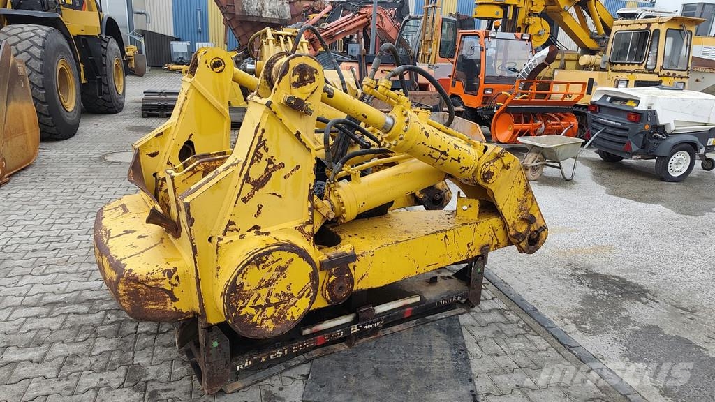 Komatsu D155 AX-8 . Buldožerji goseničarji