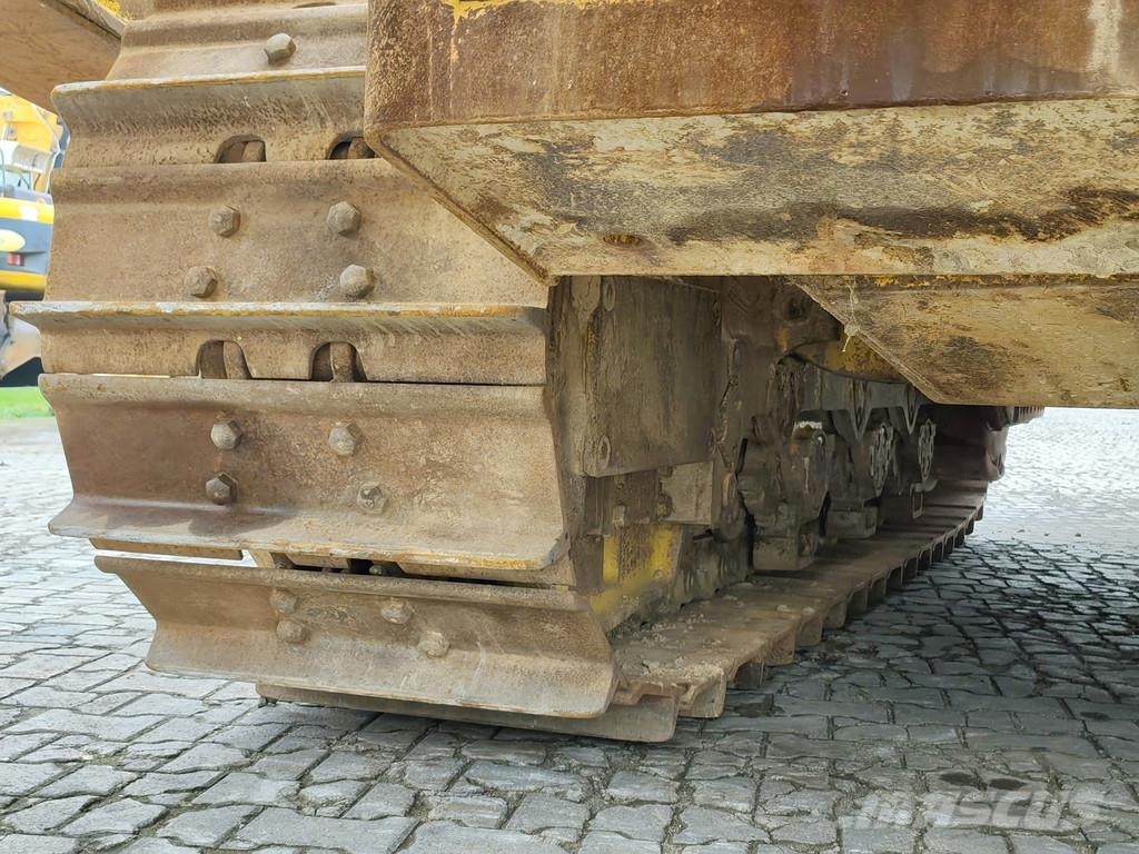 Komatsu D155 AX-8 . Buldožerji goseničarji
