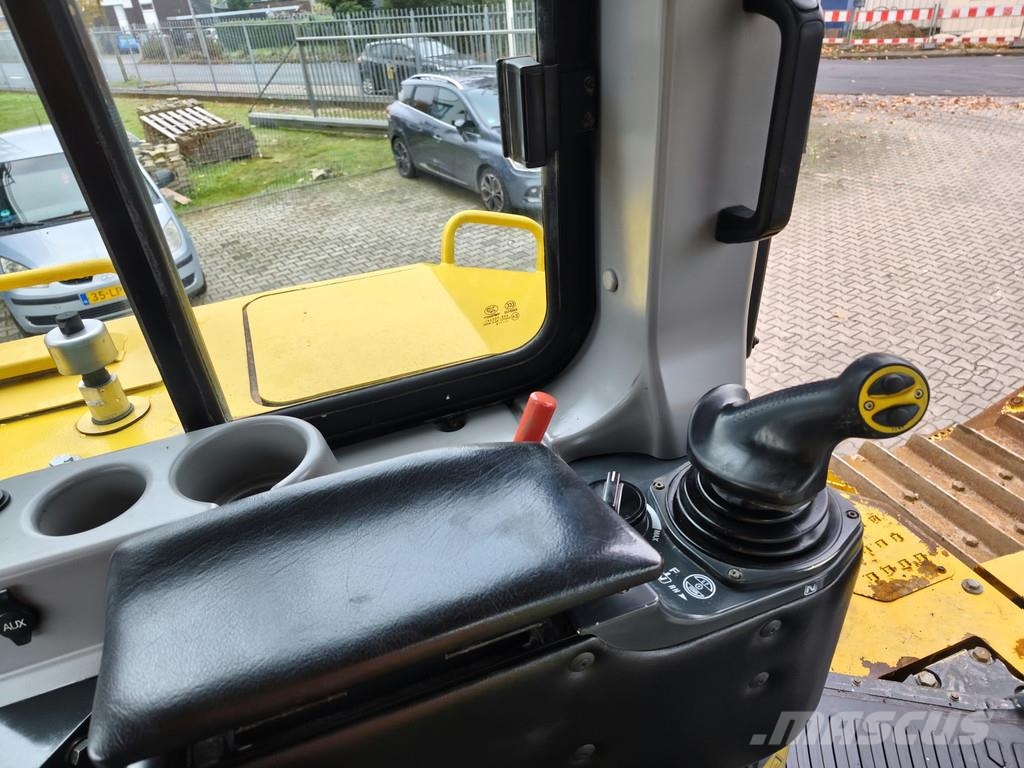 Komatsu D155 AX-8 . Buldožerji goseničarji