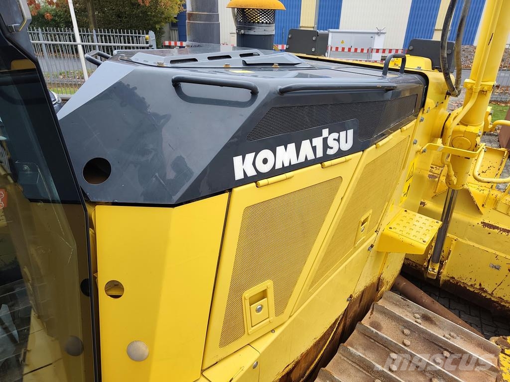 Komatsu D155 AX-8 . Buldožerji goseničarji